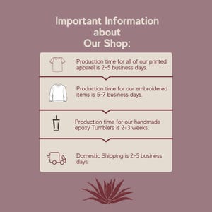 Op de afbeelding: Een grafiek met informatie over productietijden en verzending voor een winkel. De grafiek bevat pictogrammen voor een T-shirt, een trui, een beker en een bestelwagen. De tekst luidt: "Belangrijke informatie over onze winkel: De productietijd voor al onze bedrukte kleding is 2-5 werkdagen. De productietijd voor onze geborduurde artikelen is 5-7 werkdagen. De productietijd voor onze handgemaakte epoxy bekers is 2-3 weken. Verzending binnen Nederland is 2-5 werkdagen."