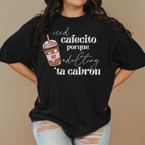Camiseta para amantes del café español, camiseta con humor bilingüe, moda latina, ropa latina, divertida camiseta para adultos, cafecito helado, regalo con juego de palabras en español, camiseta de cafecito
