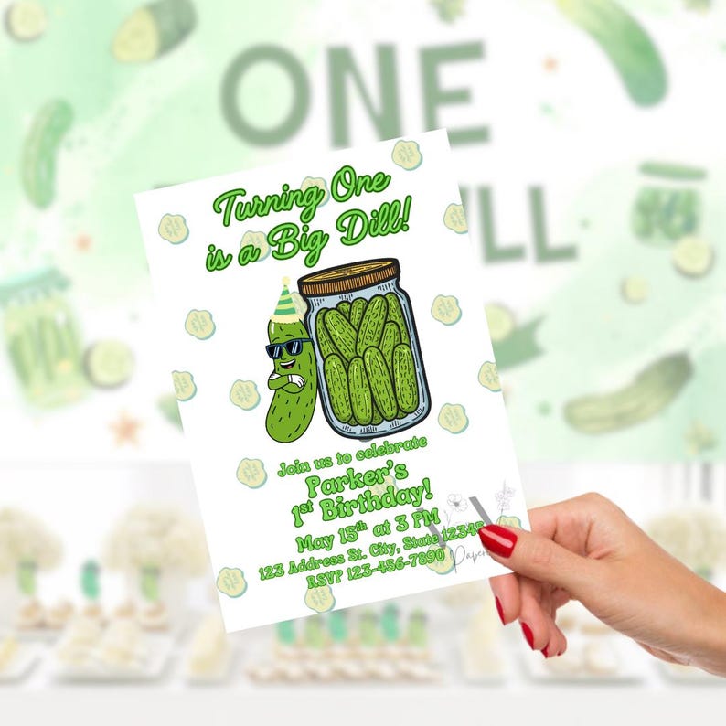Puede incluir: Una invitaci&oacute;n de cumplea&ntilde;os con un pepinillo de dibujos animados con gafas de sol y un gorro de fiesta, con un tarro de pepinillos. El texto dice "Turning One is a Big Dill!" e incluye detalles de la fiesta.