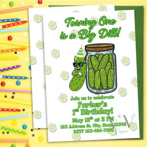 Puede incluir: Una tarjeta de invitaci&oacute;n blanca con un borde verde presenta un pepinillo de dibujos animados con gafas de sol y un gorro de fiesta. El texto dice "Turning One is a Big Dill!" e invita al 1er cumplea&ntilde;os de Parker.