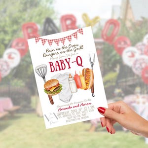 Pu&ograve; includere: Un biglietto d'invito bianco con uno striscione a scacchi rosso e bianco. La carta presenta illustrazioni di un hamburger, un hot dog, un biberon e condimenti. Il testo sulla carta recita "Bun in the Oven Burgers on the Grill, Please Join Us for a BABY-Q."