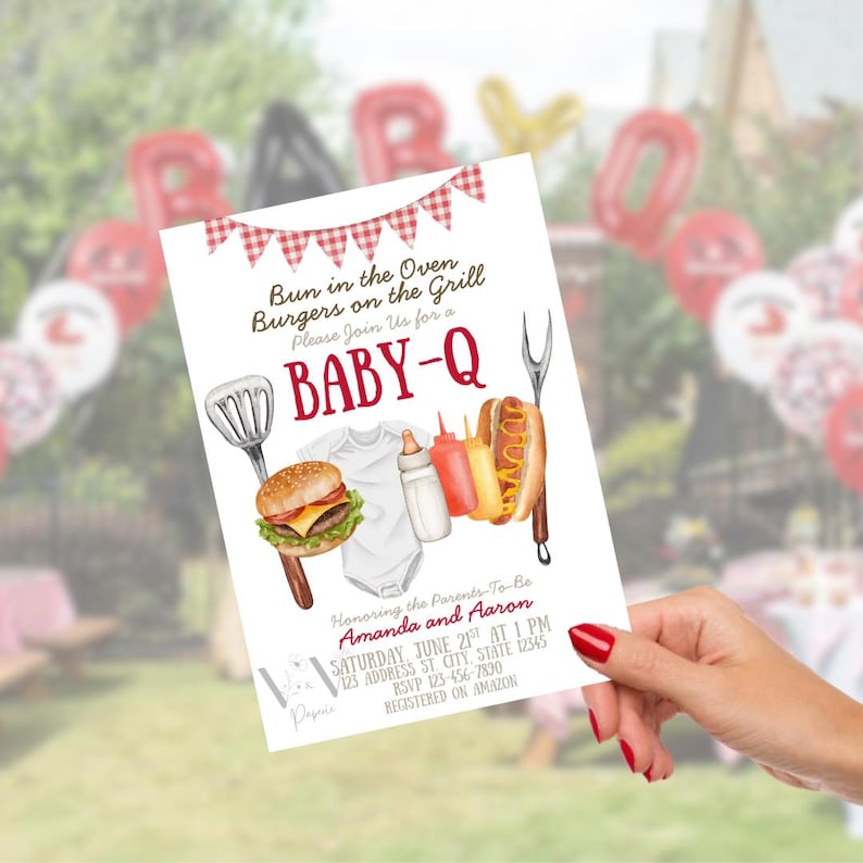 Pu&ograve; includere: Un biglietto d'invito bianco con uno striscione a scacchi rosso e bianco. La carta presenta illustrazioni di un hamburger, un hot dog, un biberon e condimenti. Il testo sulla carta recita "Bun in the Oven Burgers on the Grill, Please Join Us for a BABY-Q."