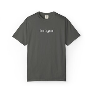 Camiseta Comfort Colors Life Is Good, Regalo para vibras positivas, Camiseta con cita minimalista imagen 2