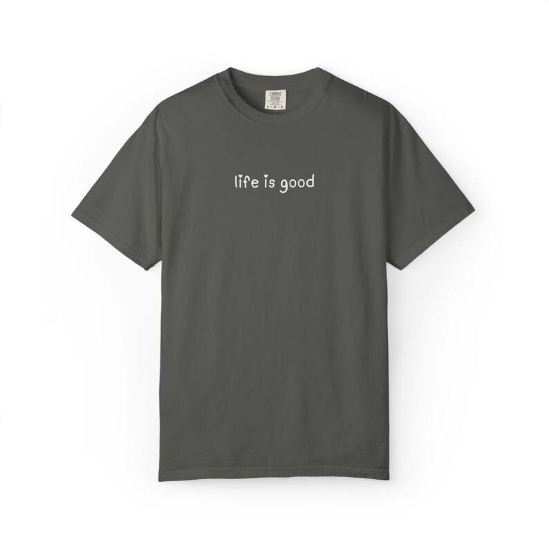 Camiseta Comfort Colors Life Is Good, Regalo para vibras positivas, Camiseta con cita minimalista imagen 2