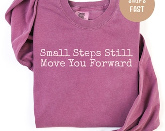 Camiseta de manga larga Comfort Colors 'Los pequeños pasos aún te hacen avanzar': Camiseta con cita motivacional