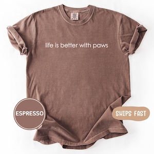 Comfort Colors® Life Is Better With Paws シャツ、犬好きTシャツ、猫好き名言Tシャツ、ミニマリストペットグラフィックシャツ