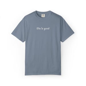 Camiseta Comfort Colors Life Is Good, Regalo para vibras positivas, Camiseta con cita minimalista imagen 5