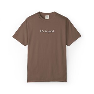 Camiseta Comfort Colors Life Is Good, Regalo para vibras positivas, Camiseta con cita minimalista imagen 3