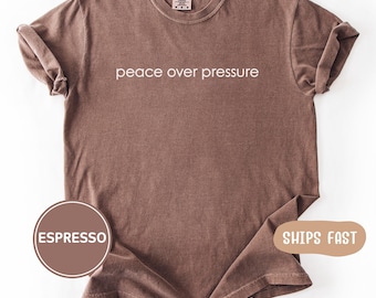 Camiseta Comfort Colors® Paz sobre la presión, camiseta minimalista positiva, camiseta con cita