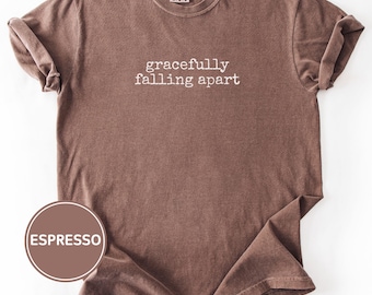 Camiseta Comfort Colors "Gracefully Falling Apart": Camiseta con humor sarcástico
