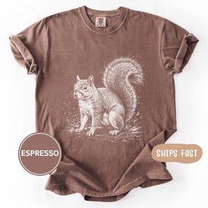 Camiseta Comfort Colors con estampado de ardilla, regalo para amantes de la naturaleza, camiseta con estampado de animales del bosque.