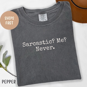 Comfort Colors® Sarkastisches Me Never Shirt, lustiges sarkastisches Zitat T-Shirt, minimalistisches Humor T-Shirt, witziges Geschenk für schnippische Freunde