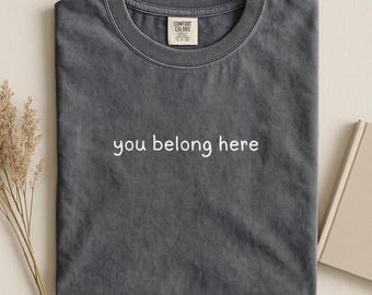 Camiseta "You Belong Here" de Comfort Colors: camiseta inspiradora para la salud mental