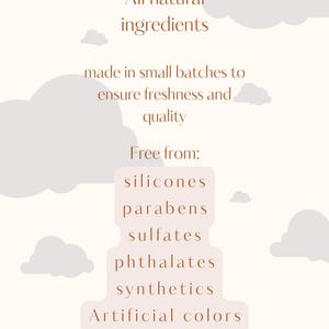 Pu&ograve; includere: Una grafica con sfondo bianco e testo marrone che recita "Ingredienti completamente naturali, realizzati in piccoli lotti per garantire freschezza e qualit&agrave;. Privo di: siliconi, parabeni, solfati, ftalati, sintetici, coloranti artificiali, fragranze."