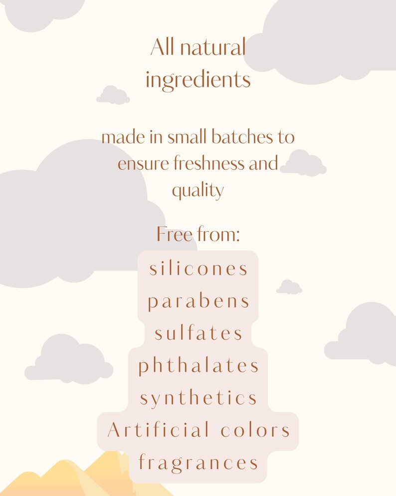 Pu&ograve; includere: Una grafica con sfondo bianco e testo marrone che recita "Ingredienti completamente naturali, realizzati in piccoli lotti per garantire freschezza e qualit&agrave;. Privo di: siliconi, parabeni, solfati, ftalati, sintetici, coloranti artificiali, fragranze."