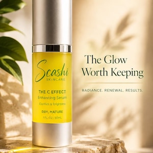 Op de afbeelding: Een cilindervormige fles Scashi Skincare The C Effect Enhancing Serum met een zilveren dop en voet. Het etiket bevat gele vloeistof, de tekst The Glow Worth Keeping, Radiance. Renewal. Results. en een inhoud van 30ML.