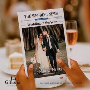 Può includere: Un modello di giornale di nozze tenuto in mano, con una foto di una coppia. Il titolo recita "THE WEDDING NEWS" con "Wedding of the Year" sotto. I nomi "Sophia & Henry" sono visualizzati in modo prominente. Il modello è per un giornale di nozze modificabile.