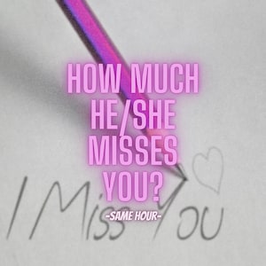 Puede incluir: Un lápiz rosa escribe las palabras "¿Cuánto te extraña él/ella?" en un papel blanco. El lápiz apunta a un pequeño corazón dibujado en el papel. Las palabras "Te extraño" están escritas debajo del corazón.