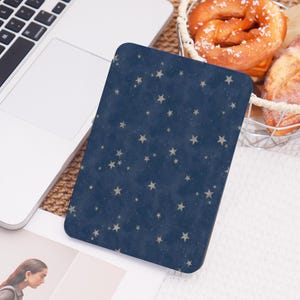 Custodia per Kindle con cinturino da polso e motivo cielo stellato blu scuro per Paperwhite 1/2/3/4, custodia Paperwhite per Kindle 12/10/11, custodia in acrilico per Kindle 2024