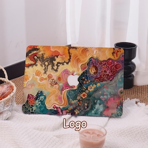 Op de afbeelding: Een laptop met een kleurrijk, abstract ontwerp. De hoes heeft een levendige mix van oranje, gele, groene en roze tinten met bloemen- en wervelpatronen. Het Apple-logo is zichtbaar. Het woord "Logo" staat onderaan gedrukt.