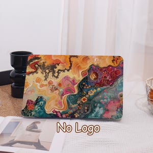 Op de afbeelding: Een rechthoekige hoes met een kleurrijk abstract ontwerp. Het kunstwerk bevat wervelingen van oranje, geel, groen en roze, met bloemen- en geometrische patronen. De tekst "No Logo" is in bruin onderaan gedrukt.