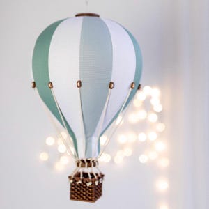Mongolfiera personalizzata verde - menta - bianca con lettera personalizzata | Decorazione da parete per la cameretta dei bambini | Regalo per baby shower | Primo compleanno | battesimo