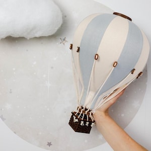 Mongolfiera personalizzata color blu pastello - crema con lettera personalizzata | Decorazione da parete per la cameretta dei bambini | Regalo per baby shower | Primo compleanno | battesimo