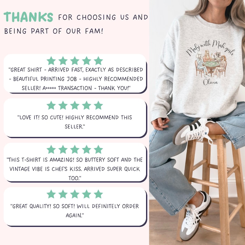 Op de afbeelding: Een lichtgrijs sweatshirt met de tekst "Mahy with Mah girls" en een afbeelding van honden die kaarten spelen. De afbeelding bevat ook klantbeoordelingen en de tekst "THANKS FOR CHOOSING US AND BEING PART OF OUR FAM!"