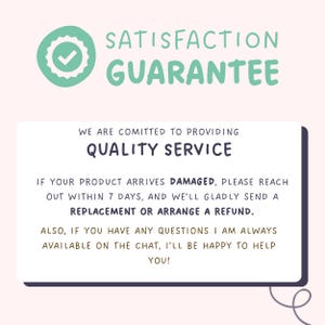 Op de afbeelding: Een lichtroze afbeelding met de woorden "SATISFACTION GUARANTEE" in groen en wit. Daaronder staat een witte rechthoek met tekst over kwaliteitsservice, vervangingen en terugbetalingen. Bovenin staat een groene vink in een cirkel.