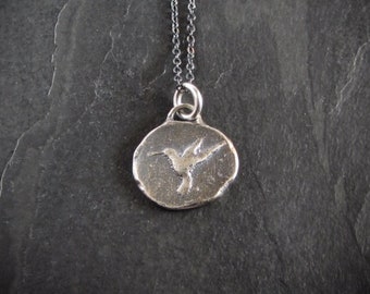 Collier à pendentif colibri en argent sterling / pendentif oiseau / petit pendentif / pendentif rustique / pendentif artisanal / bijoux nature