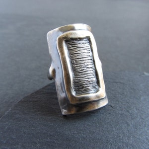 Anillo grande de plata esterlina con diseño de armadura, anillo con escudo, oxidado, joyería artesanal hecha a mano