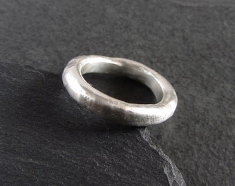 Simple chunky ring band in sterling silver / heavy silver band / rustic band / organic ring / unisex ring / handmade artisan jewelry