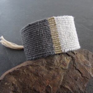 Wide handwoven bracelet with bronze clasp / two-tone grey linen and cotton bracelet / fibre jewelry / handmade artisan jewelry