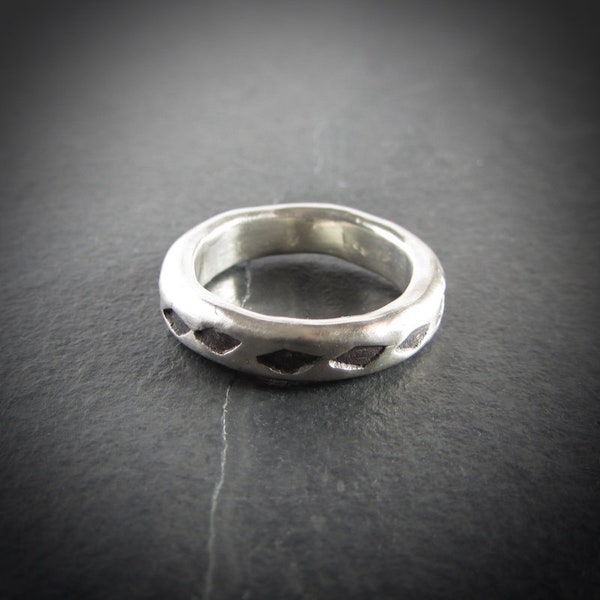 Dikke ringband met ruitpatroon in sterling zilver/zware zilveren band/organisch/rustiek/unisex/handgemaakte ambachtelijke sieraden