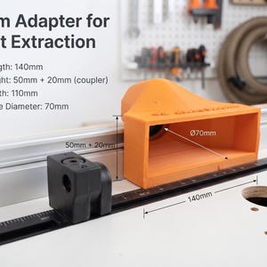 Può includere: Un adattatore Blum arancione stampato in 3D per l'estrazione della polvere con un diametro del tubo di 70mm. L'unità misura 140mm di lunghezza, 110mm di profondità e 50mm più 20mm di altezza. È posizionato accanto a un componente nero su una superficie.
