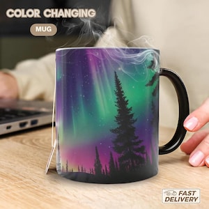 Wald bei Nacht Morphing Tasse - Vibrant Aurora Borealis Tasse - Hypnotisierende Nordlichter Tasse - Naturliebhaber.