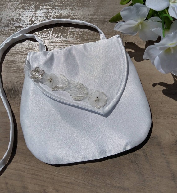 Amazon.com: KOKSII Sacred Traditions White Satin First Communion Drawstring  Purse with Embroidered Flowers and Bow, 7 Inch : Clothing, Shoes & Jewelry