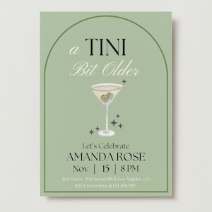 Könnte beinhalten: Eine grüne Einladung mit einem weißen Bogen und dem Text "a TINI Bit Older" in Schwarz. Ein Martini-Glas mit Oliven ist in der Mitte abgebildet. Der Text "Let's Celebrate AMANDA ROSE Nov 15 | 8 PM Bar Flores 1542 Sunset Blvd, Los Angeles, CA RSVP to Emma at 123.456.789" ist in Schwarz gedruckt.