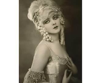 Op de afbeelding: Vintage sepia-getint portret van een vrouw in een glamoureuze stijl. Ze draagt een met kralen bezette hoofdband, parel oorbellen en een glinsterende jurk. Haar haar is gestyled in zachte golven en ze heeft donkere lippenstift.
