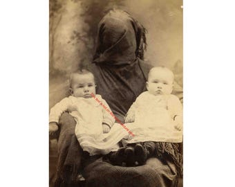 Inquietante madre nascosta, strana, bizzarra foto vintage, antica fotografia vittoriana color seppia, vecchia stampa fotografica, foto strana, immagine inquietante 9979