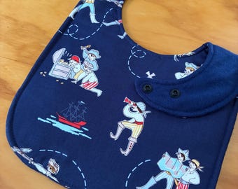 Babero impermeable para niños pequeños, 8 1/2 x 12 pulgadas, 4 capas, cierre a presión doble, diseño pirata