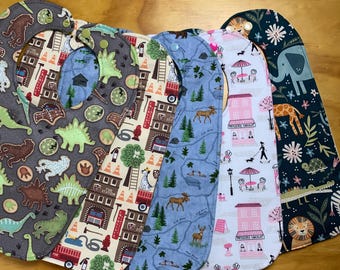 Baberos impermeables para niños grandes, elige tu estampado, doble cierre, 9 1/2 x 13 pulgadas