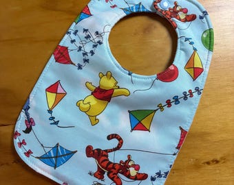 Babero reversible para bebé, Winnie the Pooh y sus amigos, cometas, globos, triple capa, cierre ajustable a presión, listo para enviar.
