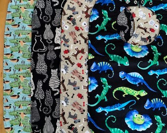 Baberos para adolescentes con divertidos diseños de animales. Elige tu estampado. Medidas: 32 x 43 cm. Resistentes a la humedad. Cierre con doble broche. Listos para enviar.