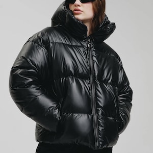 Jaqueta puffer preta brilhante | Casaco de inverno vegano com isolamento de plumas ecológicas | Casaco curto brilhante | Jaqueta puffer quente e moderna para mulheres