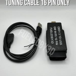 Può includere: Cavo di sintonizzazione nero con connettore USB e connettore OBD1.5 a 16 pin. Il cavo è etichettato "GM OBD1/OBD1.5 ALDL TO USB TUNING CABLE 16 PIN ONLY". Il connettore OBD è nero e riporta la scritta "GM 94/95 16 PIN" e "OBD1.5 TO USB".