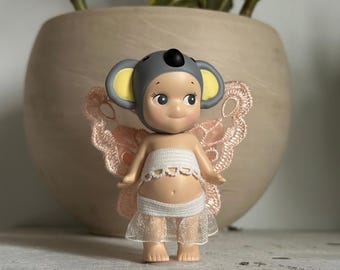 Sonny Angel-kleding - wit met grote perzikkleurige vleugels