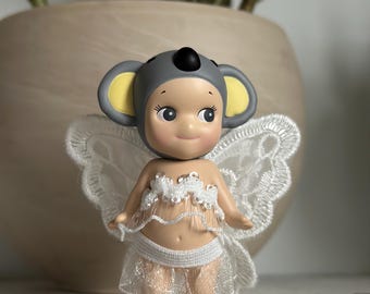 Roupa de anjo Sonny - Detalhes florais brancos com grandes asas brancas.