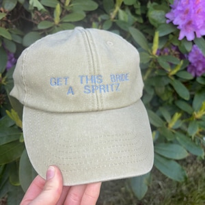 Custom drink bride cap for girls trip and hen party, embroidered white hat gift for bride to be


Personalised bride to be baseball cap with custom text embroidery, stylish bachelorette and bridal shower accessory