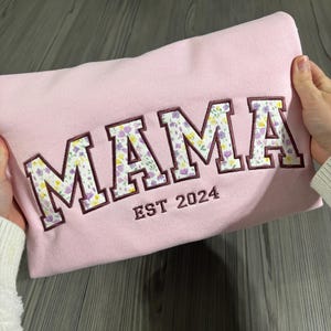 Mama Sweatshirt | Benutzerdefinierte Mom Andenken Sweatshirt mit Baby Outfit | bestickt | Erstes Muttertagsgeschenk | Geschenk für sie |